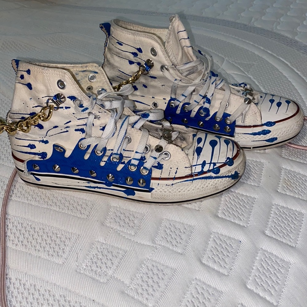 Splatter paint sneakers with gold chain